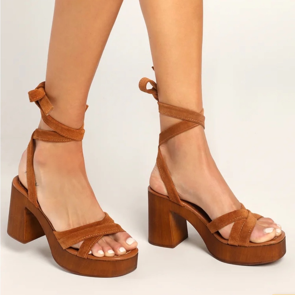 Steve Madden Size 7 Strappy Sandal ,      3.5"wood heel
Lightly cushioned insole